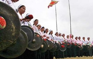 Die Volksgruppe Muong Bi in Hoa Binh feiert das traditionelle Tetfest